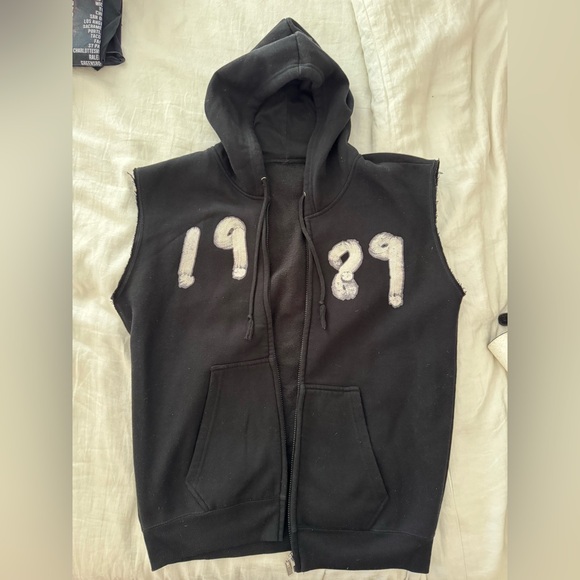 Taylor Swift Red Album Tour Shirt and Taylor Swift 1989 Cut Off Hoodie both XL. - Picture 3 of 4